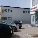 Тротуар у Forte Bank стал парковкой: житель Уральска требует вернуть пешеходную зону