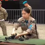 Школьница из Атырауской области за считанные секунды разобрала и собрала автомат