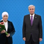 Токаев наградил орденами и медалями учителей