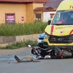 Скутер врезался в машину скорой помощи в Уральске