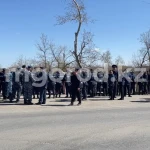 Жители дачных обществ перекрыли автодорогу в Уральске