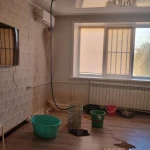 "Спать невозможно, с тазиками бегаем": ремонт крыши в многоэтажке Уральска стал бедствием