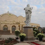 В Уральске открыли скульптуру «Анаға тағзым»