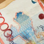 В магазинах перестанут принимать старые купюры в 5000 тенге в конце сентября