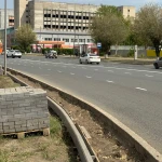 Для чего укладывают брусчатку на обочинах центральных улиц Уральска