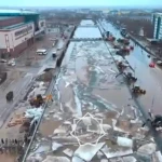 В Актобе повысилась река Саздинка и вода залила дорогу