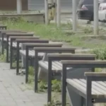 54 скамейки установили в одном дворе в Атырау
