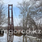 В Уральске пытаются поднять мост на реке Чаган