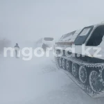 Бронированный тягач используют для эвакуации людей из снежных заторов в ЗКО