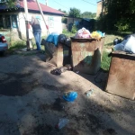 В Уральске колонку с питьевой водой окружили мусорными баками