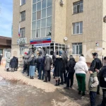 Очередь образовалась у российского консульства в Уральске