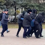 Активиста задержали на площади в Уральске