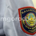 Толкнувшего иностранку возле бара в Алматы полицейского уволили