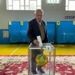 Председатель Союза писателей Казахстана Мереке Кулкенов принял участие в референдуме в Алматы