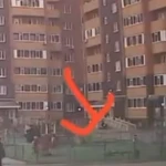Ребенок упал с качелей и умер