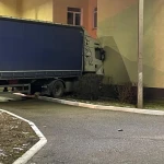 Фура врезалась в школу в центре Уральска