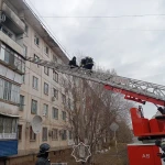 Мужчину спустили по автолестнице во время пожара в Уральске