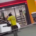 В ЗКО мужчина с бензопилой бегал за людьми на автозаправке