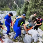 Пострадавшую туристу спустили с гор в Алматы