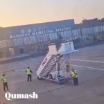В аэропорту Уральска прокомментировали видео со скрипящим трапом