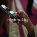 Школьникам запрещают использовать смартфоны на уроках: подписан закон