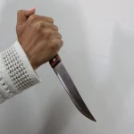 В Атырау жена дебошира ударила ножом полицейского, приехавшего ей помогать