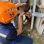 Ребёнок застрял в металлическом заборе в ЗКО