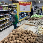 Привозной по 400 тенге за кило, местный по 165: где купить дешевый картофель в Уральске