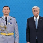 Две спасенные жизни: президент наградил полицейского из Уральска