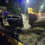 В груду металла превратилось авто после столкновения с деревом в Уральске