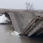 На двух мостах в Актюбинской области из-за паводка просела опора. Машины по ним не ездят