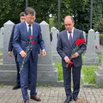 Аким ЗКО посетил могилу Героя Советского Союза Мажита Джунусова в Праге