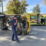 Машина скорой помощи опрокинулась на бок после ДТП в Уральске