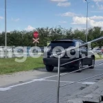 Электрик на Lexus возил сварочный аппарат по тротуару в Уральске