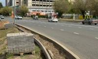 Для чего укладывают брусчатку на обочинах центральных улиц Уральска
