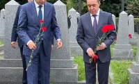 Аким ЗКО посетил могилу Героя Советского Союза Мажита Джунусова в Праге