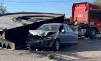 Фура на пути в Узбекистан уронила 32 тонны груза на легковушку в Уральске