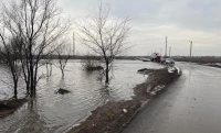 Перелив талой воды через дорогу: трассу закрыли в ЗКО