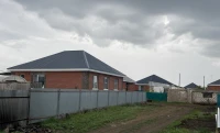 БҚО-да су тасқынынан зардап шеккендерге деп салынған үйлердің қабырғасы жарылып, шатырынан су кетіп жатыр