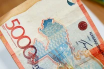В магазинах перестанут принимать старые купюры в 5000 тенге в конце сентября