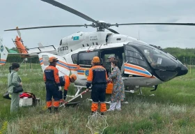 Младенца на вертолете доставили в больницу Уральска