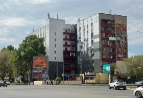 Ремонт фасадов многоэтажек в Уральске: как выглядят общежития после обновления