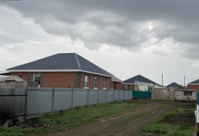 БҚО-да су тасқынынан зардап шеккендерге деп салынған үйлердің қабырғасы жарылып, шатырынан су кетіп жатыр