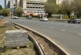 Для чего укладывают брусчатку на обочинах центральных улиц Уральска