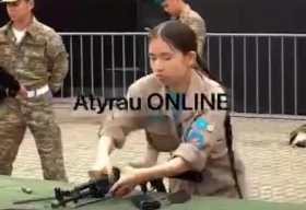 Школьница из Атырауской области за считанные секунды разобрала и собрала автомат