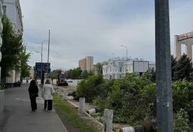 Вырубку деревьев в центре города прокомментировали в акимате Уральска