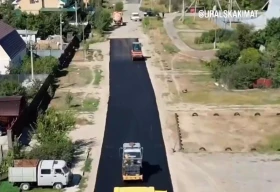 Дороги на пяти улицах ремонтируют в микрорайоне Уральска