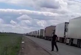 Пограничники ЗКО объяснили скопление фур на границе с РФ