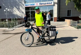 Экоактивист из Алматы доехал до Уральска на велосипеде