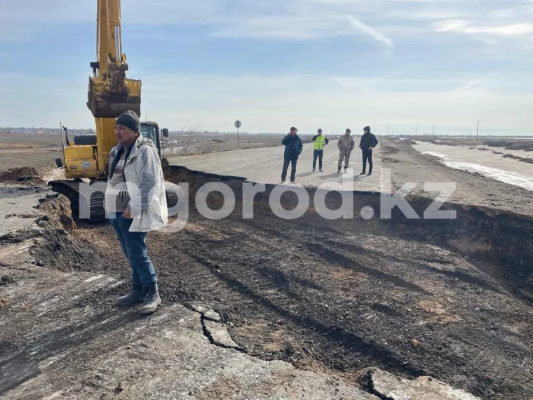 Новую автодорогу вскрыли из-за перелива в ЗКО | Мой Город Новую автодорогу вскрыли из-за перелива в ЗКО